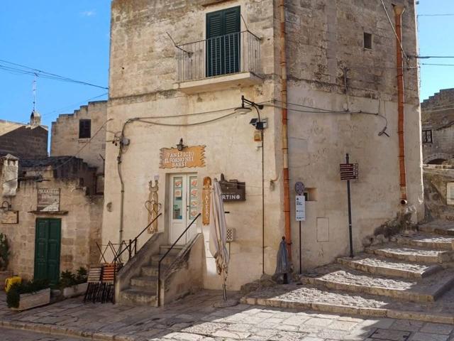 Esercizio commerciale in vendita a Matera