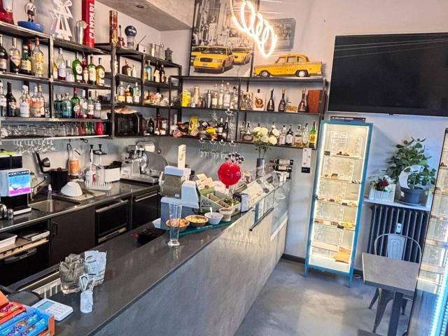 Esercizio commerciale in vendita a Milano