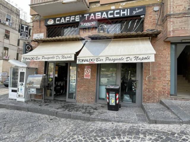 Esercizio commerciale in vendita a Napoli