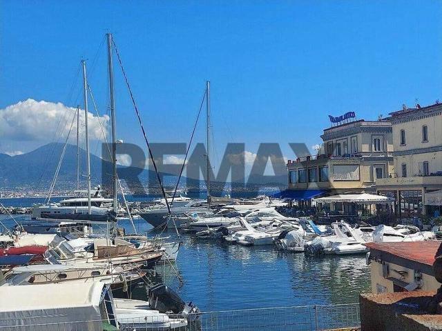 Esercizio commerciale in vendita a Napoli