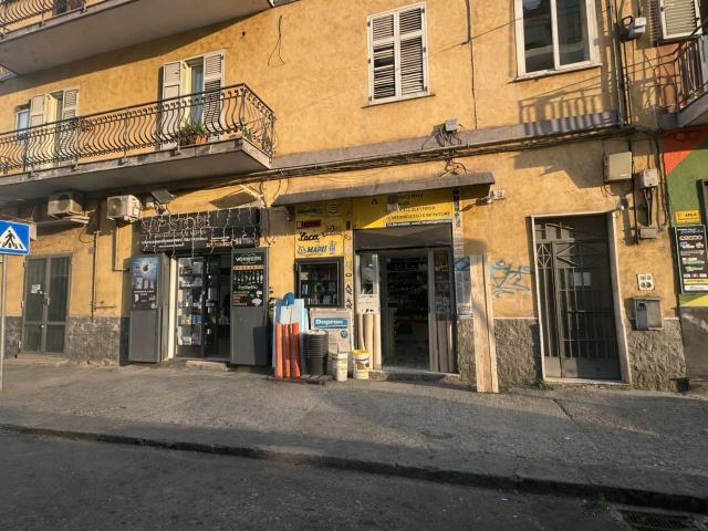 Esercizio commerciale in vendita a Napoli