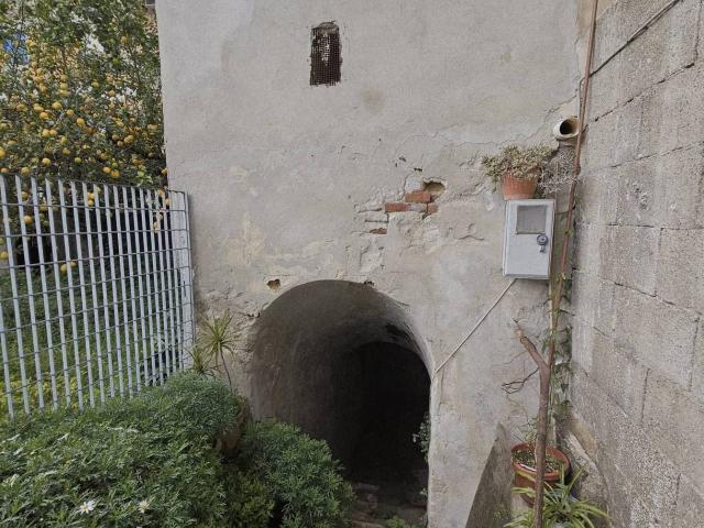 Esercizio commerciale in vendita a Napoli