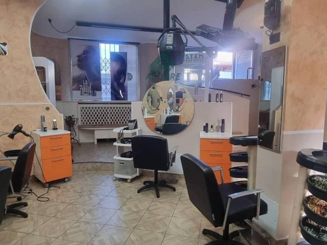 Esercizio commerciale in vendita a Bollate