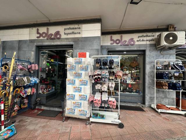 Esercizio commerciale in vendita a Casoria