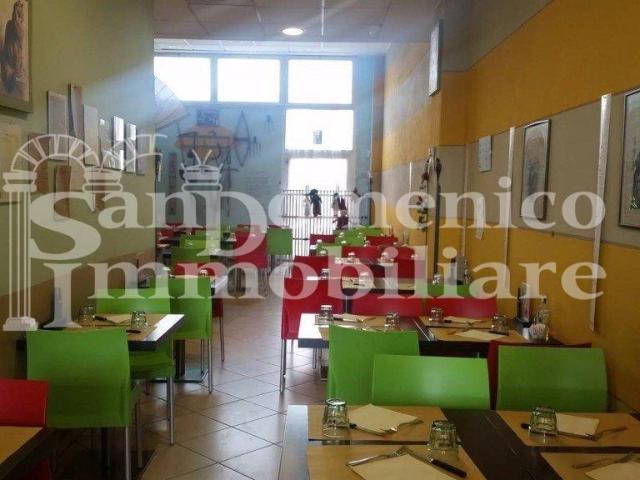 Esercizio commerciale in vendita a Cascina
