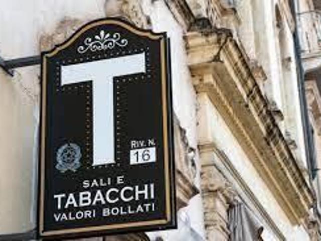 Esercizio commerciale in vendita a Cascina