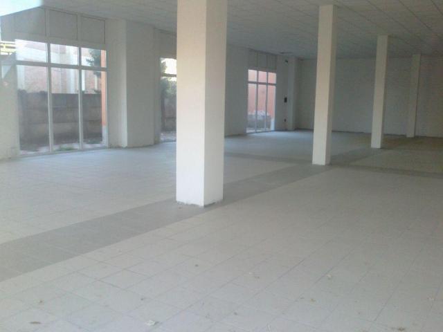 Esercizio commerciale in vendita a Cascina