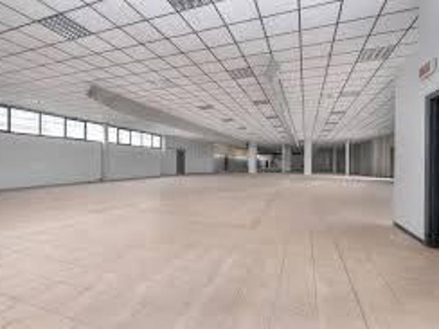 Esercizio commerciale in vendita a Cascina