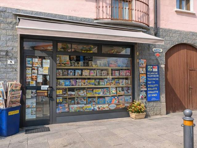 Esercizio commerciale in vendita a Carnago