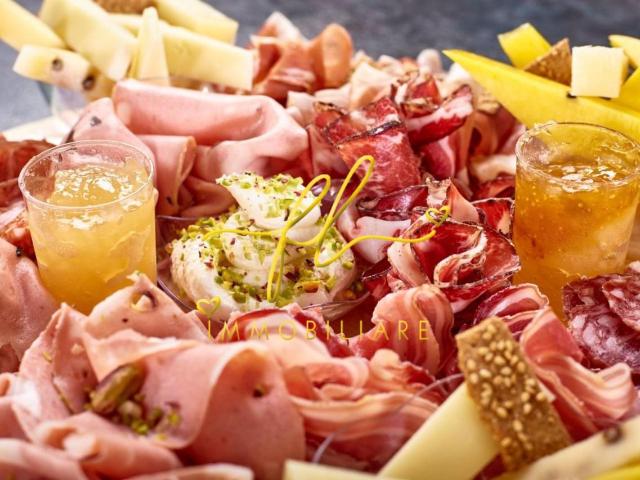 Esercizio commerciale in vendita a Cecina