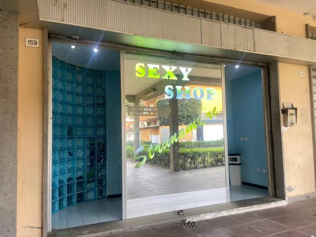 Esercizio commerciale in vendita a Cecina