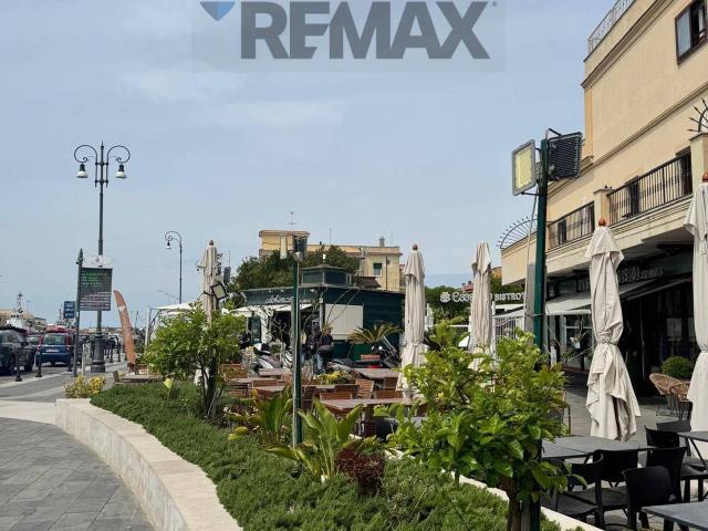 Esercizio commerciale in vendita a Fiumicino