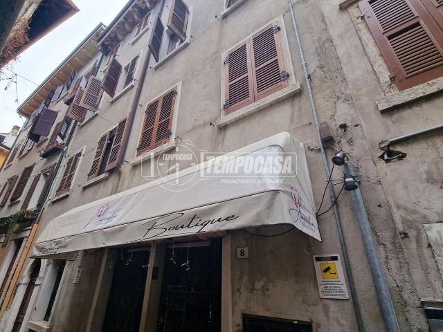 Esercizio commerciale in vendita a Garda