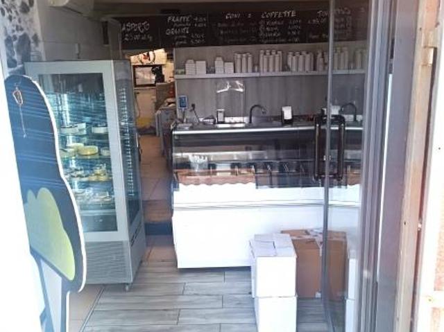 Esercizio commerciale in vendita a Genova