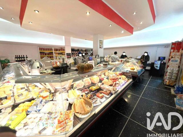 Esercizio commerciale in vendita a Genova