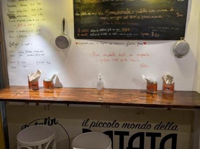 Esercizio commerciale in vendita a Genova