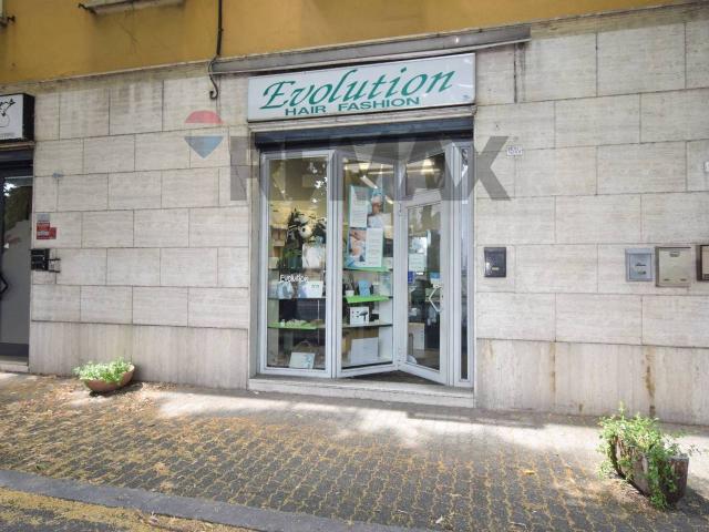 Esercizio commerciale in vendita a Parma