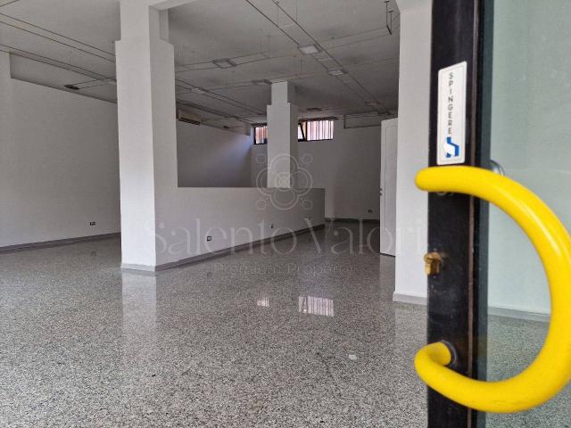 Esercizio commerciale in vendita a Parabita