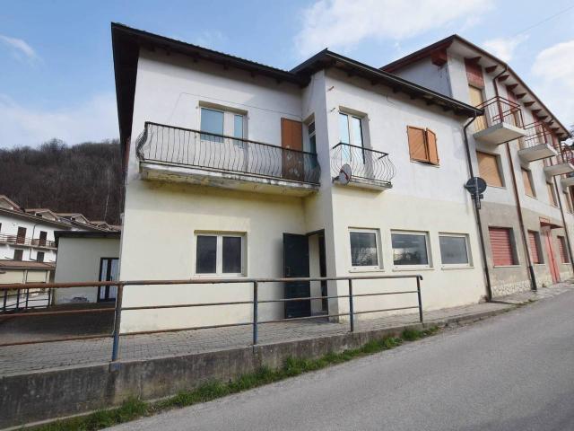 Esercizio commerciale in vendita a Roccaforte Mondovi'