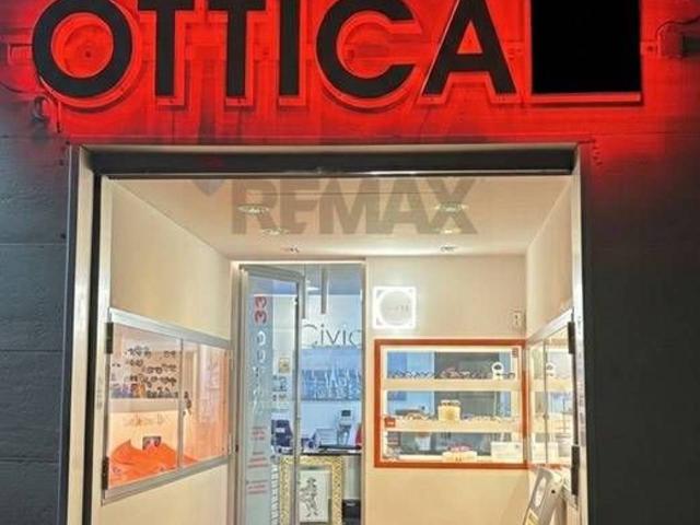 Esercizio commerciale in vendita a Roma