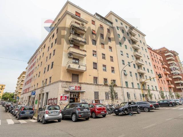 Esercizio commerciale in vendita a Roma