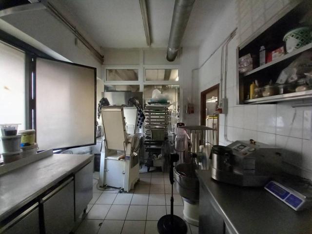 Esercizio commerciale in vendita a Roma