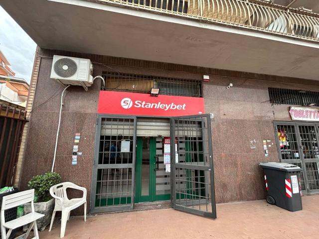 Esercizio commerciale in vendita a Roma