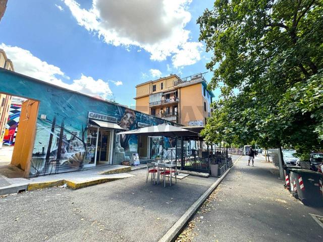 Esercizio commerciale in vendita a Roma