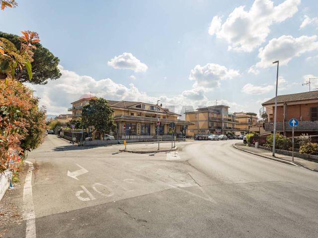 Esercizio commerciale in vendita a Roma