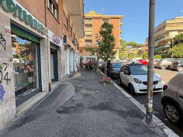 Esercizio commerciale in vendita a Roma