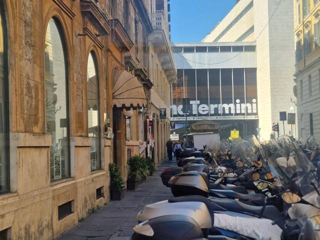 Esercizio commerciale in vendita a Roma
