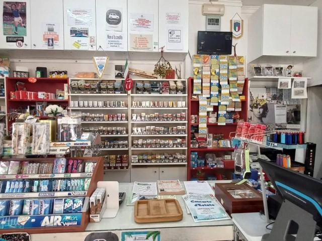 Esercizio commerciale in vendita a Sant'Angelo In Pontano