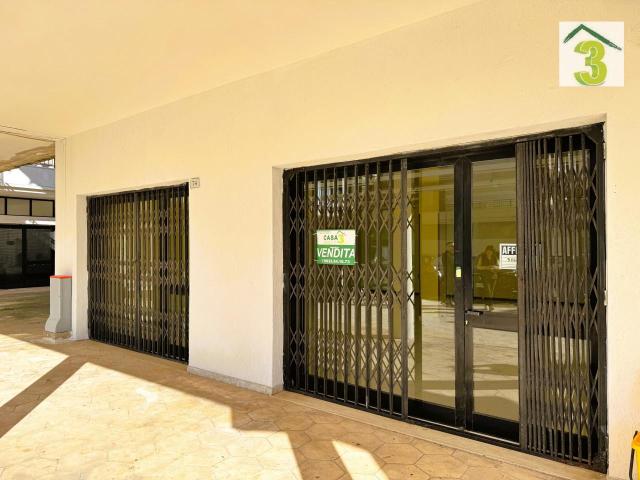Esercizio commerciale in vendita a Tricase