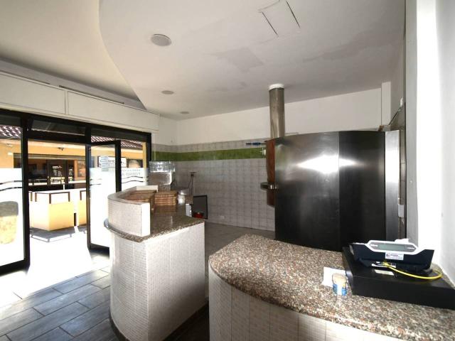 Esercizio commerciale in vendita a Usmate Velate
