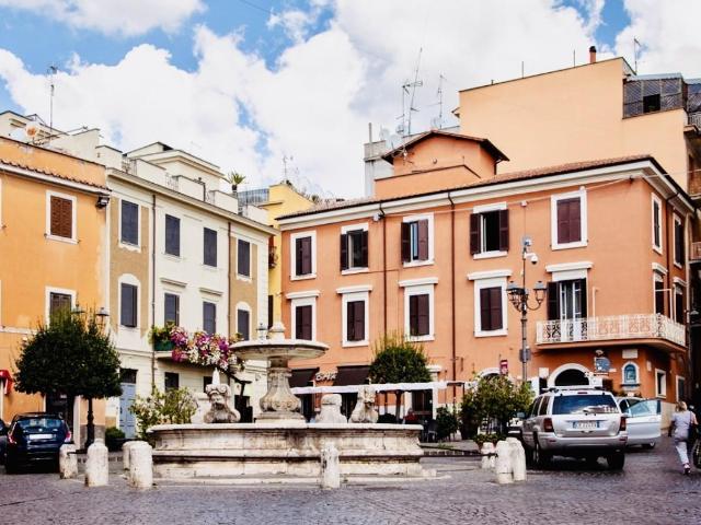 Esercizio commerciale in vendita a Velletri