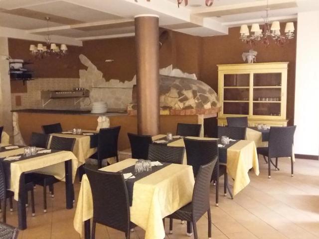 Esercizio commerciale in vendita/affitto a Massa