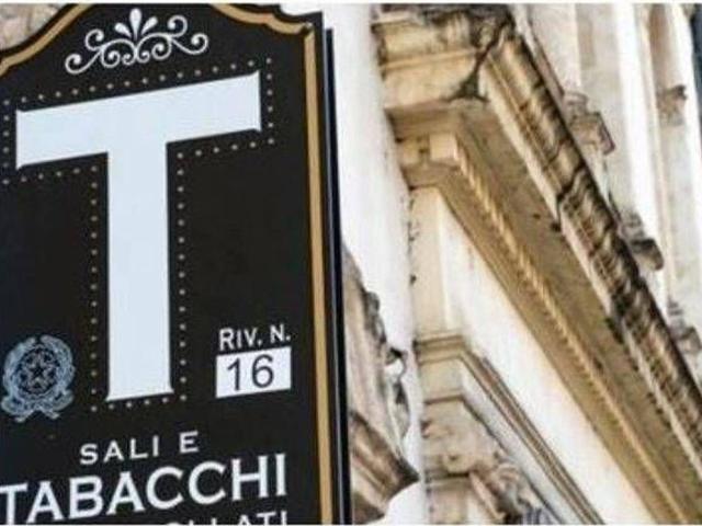Esercizio commerciale in vendita/affitto a Napoli