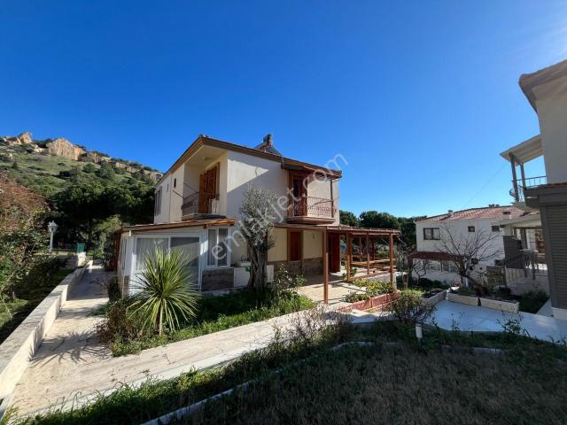 Eski Foça'da Havuzlu Sitede Denize Yakın Kiralık Villa