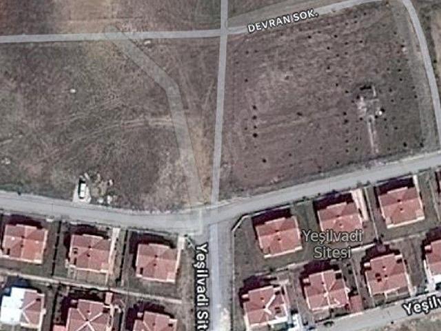 ESKİPOLATLI YOLUNDA YEŞİLVADİ SİTESİNDE 470M tek tapu villa arsası