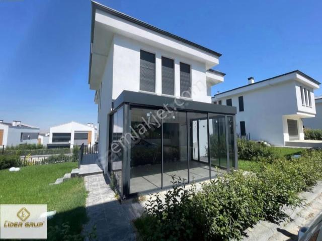 Eslider Gayrimenkulden 4+1 Villa