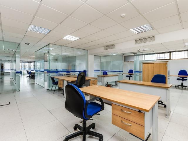 Escritório, loja e armazém com 550 m² em Linda a Velha, pronto a funcionar