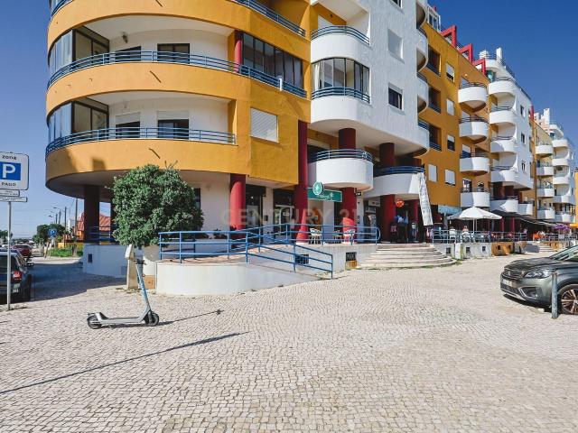 Espaço comercial à venda em zona premium com várias montras, junto à praia