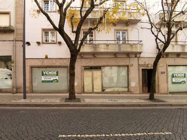 Espaço comercial à venda na Avenida 1º de Maio 373m² Castelo Branco
