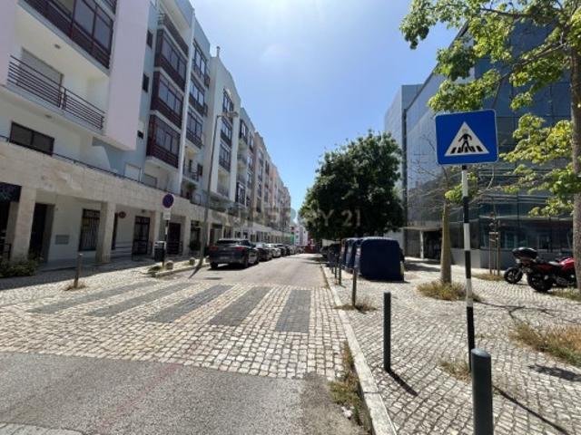Espaço comercial à venda na zona nobre de Almada