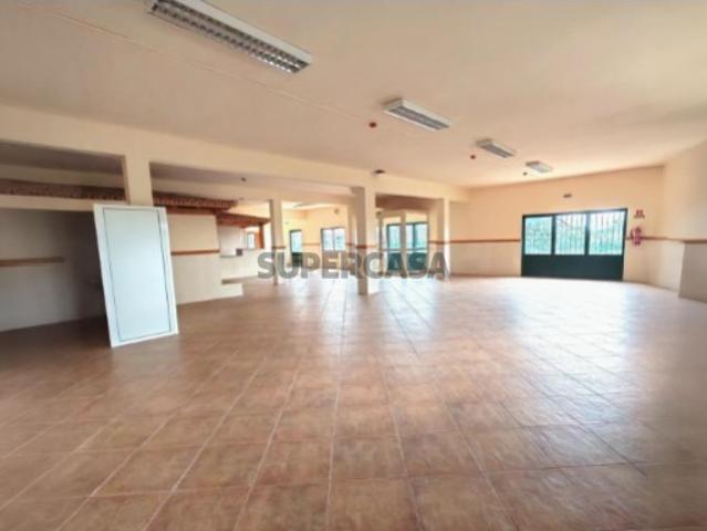 Espaço Comercial Amplo com Terraço e Área Exterior em Loulé