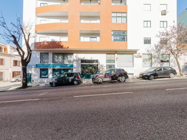 Espaço comercial amplo e versátil com localização estratégica à venda em Setúbal
