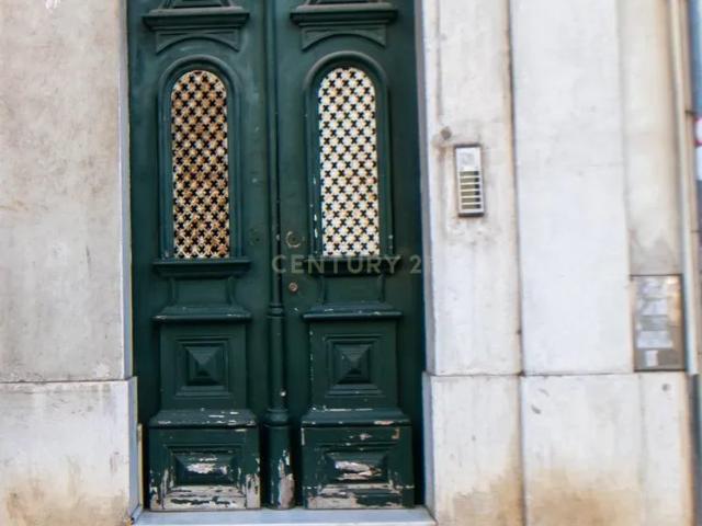 Espaço comercial / Apartamento para transformação e remodelação com logradouro na Rua José Estevão, em Lisboa