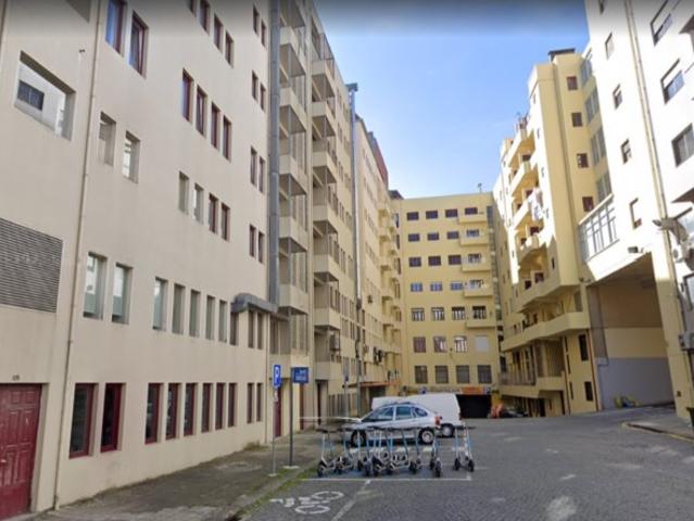 Espaço Comercial / Armazém ao Bolhão Porto