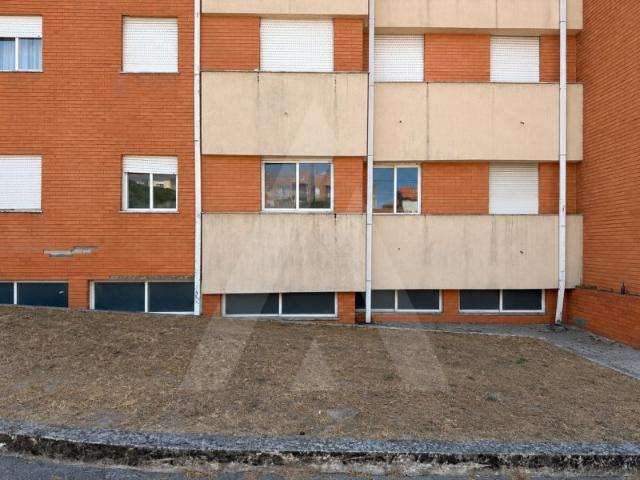 Espaço comercial com 441,40 m² e duas frentes em Esgueira!