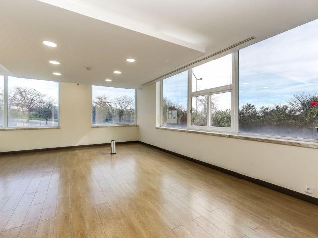 Espaço Comercial com 6 Lugares Garagem